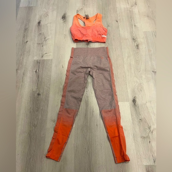 Rare Gymshark Set Amplify Leggings & Sports Bra in Light grey & coral - Picture 3 of 4